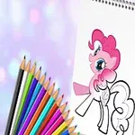 En tegning af en lyserød pony på en notesblok ved siden af farvede blyanter med en lys pastelbaggrund