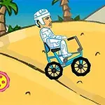 To personer i farverige kostumer cykler på ørkensand med palmer i baggrunden