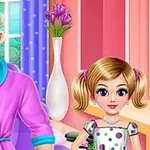 En mand i en lilla morgenkåbe står ved siden af en lille pige med lyse fletninger i et lyserødt rum med lilla gardiner og en vase med blomster