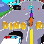 En person ridder på en dinosaur langs en vej med politibiler og kegler, omkranset af grønt græs og blå himmel