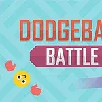 Teksten Dodgeball Battle i midten af et blåt mønstret baggrund med en gul smiley og en lilla bold