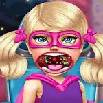 Pige med blondt hår, pink maske og kappe sidder i en lægeklinik med åben mund for halsundersøgelse