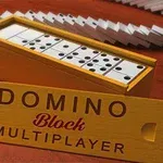 Domino-brikker i en åben trækasse med tekst DOMINO Block MULTIPLAYER foran på et træbord