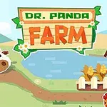 En tegnet panda iført landmandstøj står ved siden af en ko foran et gårdmiljø med grøntsagsbede og en dam