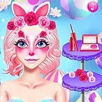 En kvinde med lyserødt hår og blomsterkrone omgivet af makeup-produkter på lilla borde