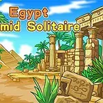Tegnet scene af et egyptisk landskab med pyramider, palmer, en sfinx og antikke ruiner