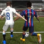 To fodboldspillere i forskellige trøjer løber mod en bold på en stor stadion