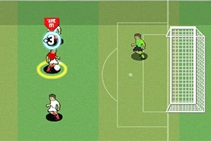 To animerede figurer spiller fodbold på en græsplæne med et mål i baggrunden