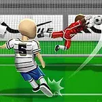 En spiller i hvid og blå trøje sparker en fodbold mod målet, mens en målmand i rød forsøger at redde den