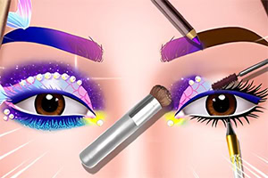 Close-up af øjne med fantasifuld øjenmakeup i lilla, blå og hvide nuancer, omringet af makeupværktøjer