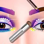 Close-up af øjne med fantasifuld øjenmakeup i lilla, blå og hvide nuancer, omringet af makeupværktøjer