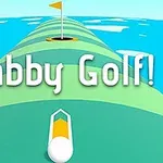 Golfbold på en grøn bane med et hul og en flagstang foran, omgivet af blåt vand, med teksten Fabby Golf!