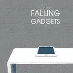 En tablet ligger på et hvidt bord med teksten Falling Gadgets på en grå baggrund