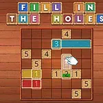 Et træ-brætspil med nummererede brikker og en hånd, der trækker en del for at fylde huller