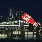 En stor ketchupflaske flyver over en oplyst bysilhuet om natten