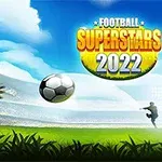 En fodboldspiller sparker en bold mod mål på en stadion med en målnet og en skyet himmel i baggrunden