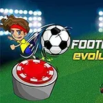 En tegneseriefigur sparker en fodbold mod et rødt flag ved et hul på en græsbane med projektørlys i baggrunden