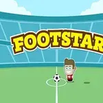En tegneseriefigur i fodboldtrøje står med en fodbold på en stadionbane, med ordet Footstar i baggrunden