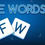 Blå baggrund med teksten FREE WORDS og to spillebrikker med bogstaverne F og W