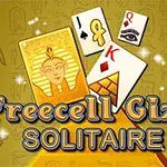 Gul baggrund med egyptiske hieroglyffer og symboler, tre spillekort og teksten Freecell Giza Solitaire