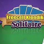 Kortspil med navnet Freecell Klondike Solitaire på en grøn baggrund med fire blå spillekort og et sæt kort til højre