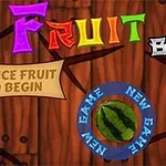 Farverige bogstaver danner ordene Fruit Break på en brun træbaggrund, med en cirkel og en vandmelon i midten