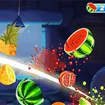 Frugt skåret i halve af et lysende sværd med splattereffekter, herunder ananas, vandmelon og granatæble