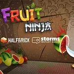 En tegneseriefigur i en ninja-dragt skærer en vandmelon med et sværd, omgivet af skiver af forskellige frugter