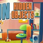 Illustration af et rodet værelse med farverige møbler og et stort skilt med teksten FUN Hidden Objects