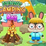 Tegneseriekanin og får klædt i farverigt tøj står ved siden af et lejrbål i en skov, med teksten Funny Camping Day øverst