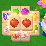 En glad nisse med rødt hat og hvidt skæg står ved siden af træbrikker med farverige frugtmotiver og blomster på en grøn baggrund