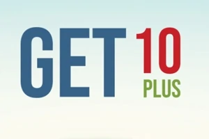 Teksten GET 10 PLUS er vist på en lys baggrund med store blå, røde og grønne bogstaver