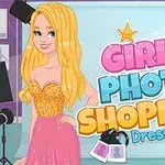 Tegning af en blond pige i festkjole foran tekstlysreklame med fotograferingsudstyr omkring