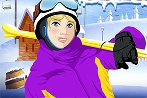 En kvinde i en lilla skijakke med skibriller og ski på skulderen står i et sneklædt vinterlandskab med en træhytte i baggrunden