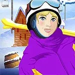 En kvinde i en lilla skijakke med skibriller og ski på skulderen står i et sneklædt vinterlandskab med en træhytte i baggrunden
