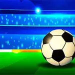 Store og små fodbolde på en grøn bane foran et målnet med blå stadionlys i baggrunden