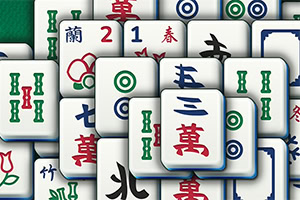 Stabel af mahjong-brikker med forskellige kinesiske symboler, tal og billeder i røde, blå og grønne farver