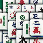 Stabel af mahjong-brikker med forskellige kinesiske symboler, tal og billeder i røde, blå og grønne farver