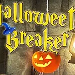 Teksten Halloween Breaker i gotisk stil med et smilende græskar og en hængende lanterne i baggrunden