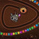 En farverig spiralsti med farverige kugler og et ansigt i midten på en brun, krakeleret baggrund