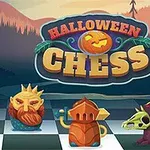 Halloween-tema skakbrik med et uhyggeligt landskab i baggrunden og teksten Halloween Chess