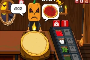 En karakter med et græskarhoved står foran en pizzadej, omgivet af en ingrediensstation, i et rum med halloweenpynt