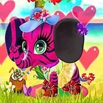 En farverig, tegneserieinspireret lyserød elefant med store øjne, iført en blå hat dekoreret med blomster og siddende på en strand omgivet af blomster og hjerter