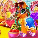 Farverig pony med en stor sløjfe og en blå kjole står foran et blomsterdækket hus med et hjertebuket og en skål med æbler