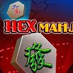 Tekst HEX MAHJONG i farverige bogstaver med mahjong-brikker i baggrunden på en blå og rød hexagon mønstret baggrund