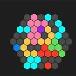 Farvede sekskantede brikker arrangeret i et cirkulært mønster på en sort baggrund
