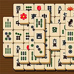 Stable med mahjong-brikker med forskellige symboler og farver på en brun baggrund