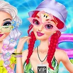 To kvinder i farverige badedragter og solbriller poserer ved en swimmingpool med oppustelige flamingoer og blomster i håret