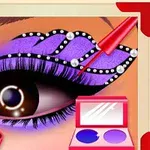 Et close-up af et øje med dramatisk lilla øjenmakeup, dekoreret med perler og en pensel, omgivet af makeup-produkter