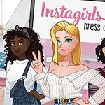 Tre unge kvinder står foran en tavle med teksten Instagirls Dress Up, omgivet af et moderne interiør